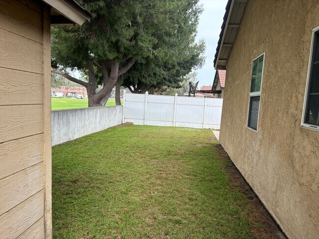 Building Photo - 3 Bedrooms with big backyard-CALL FOR OUR MOVE IN SPECIAL