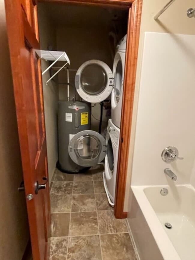 Building Photo - 2 Bedroom, 2 Bathroom Lower Available mid-...