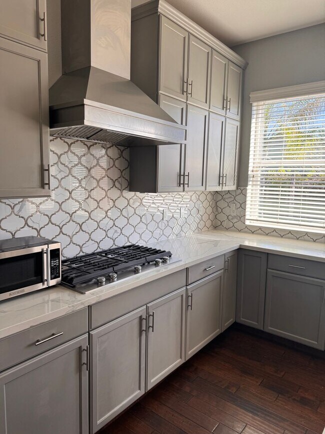 Building Photo - Beautiful single family home