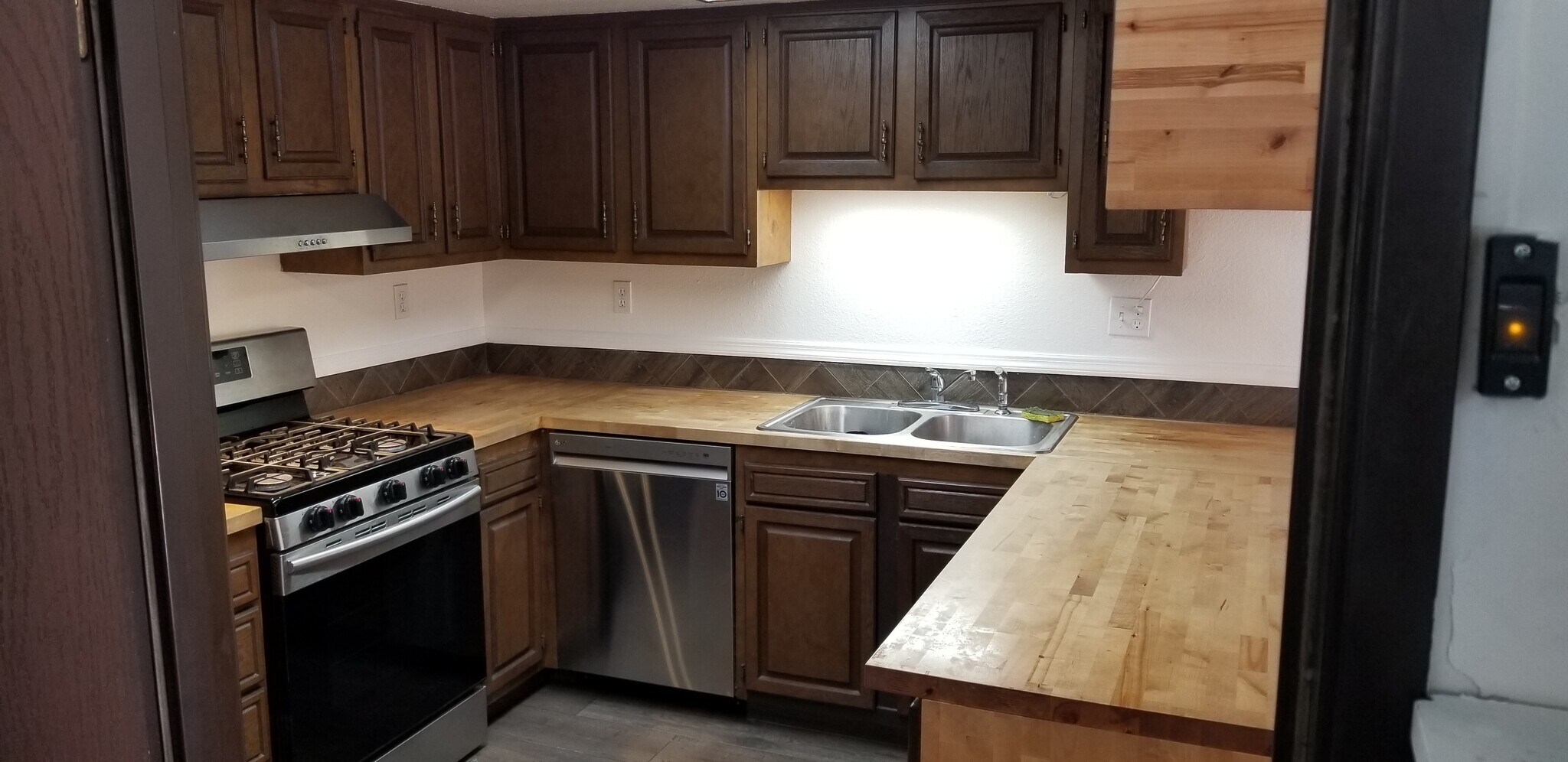 Building Photo - 601 Buttonwood Ln