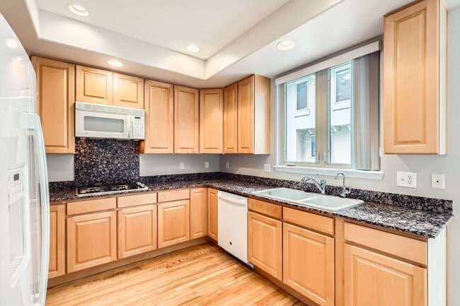 Building Photo - 454 S Lafayette St