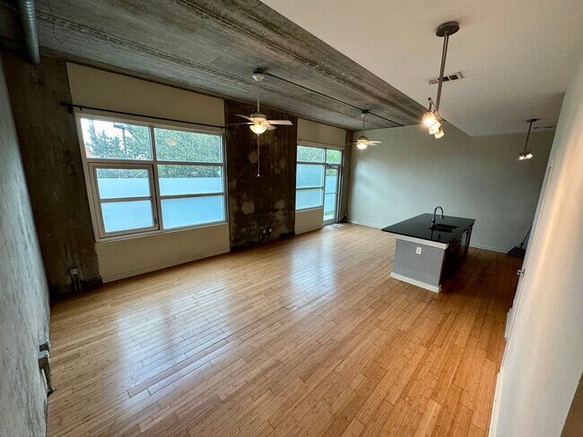 Building Photo - 2 BED | 2.5 BATH | URBAN CONDO | DOWNTOWN ...