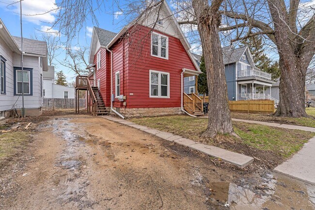 Building Photo - 506 E Parkway Ave