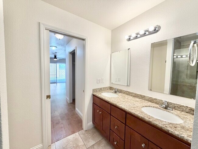 Building Photo - Beautifully updated 3 bedroom 2 bathroom duplex in Carmichael!