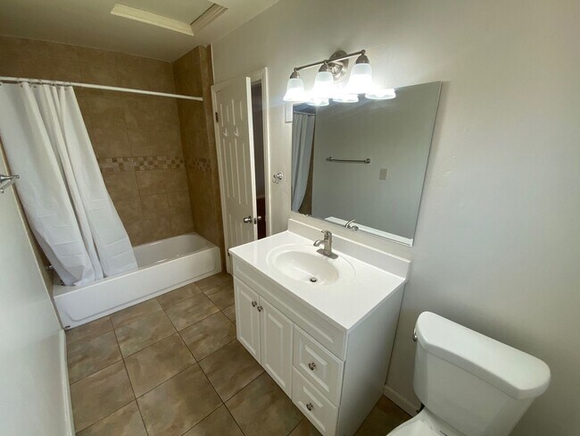 Building Photo - Great Location, Beautiful Pool! (Lease out...