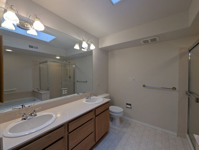 Building Photo - 2bd/2ba Edmonds Condo