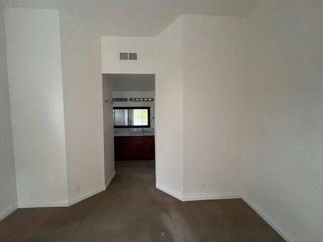 Building Photo - Its has that WOW Factor! Great Location and Spacious 3 Bedroom Available Early May!