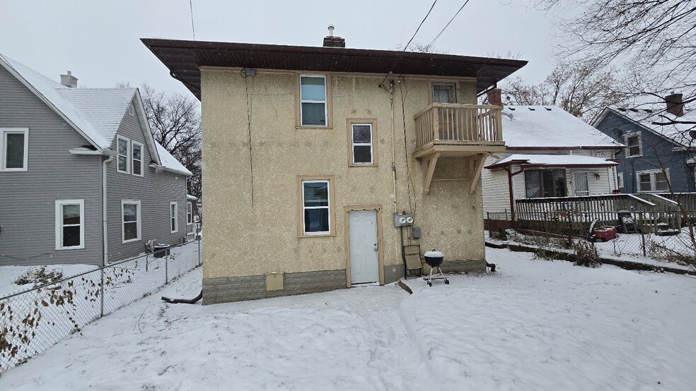 Rear entry - 3739 Fremont Ave N