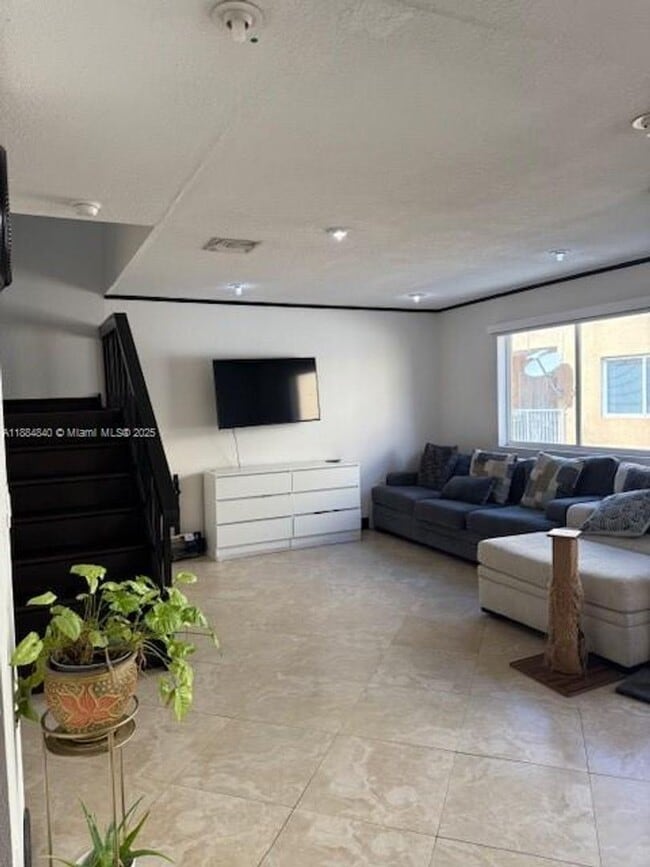 Building Photo - 6245 SW Kendale Lakes Cir