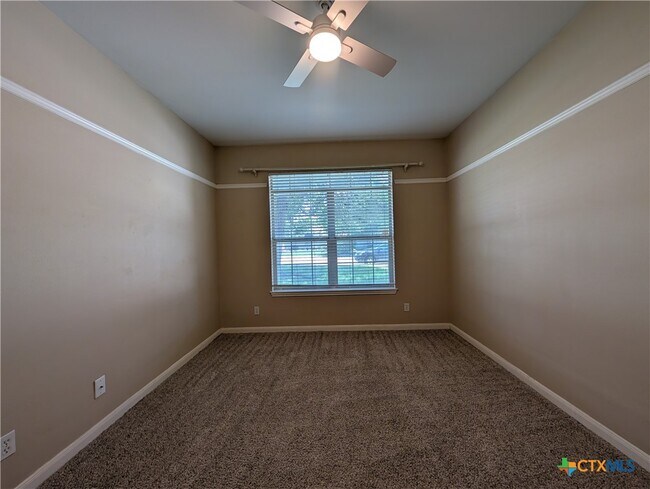 Building Photo - 947 River Rock