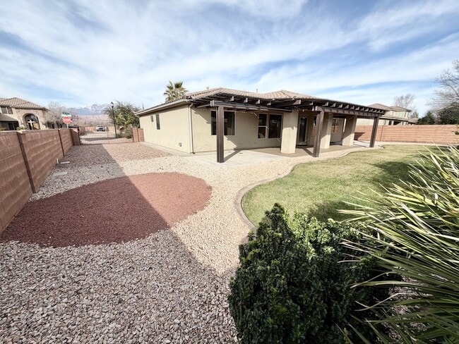 Building Photo - Beautiful 4 bed 2.5 bath Home!