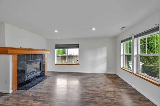 Building Photo - 4 BED & 2.5 SINGLE FAMILY HOUSE FOR RENT
