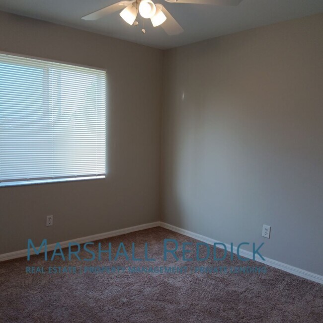 Building Photo - Pool Home 3 Bedroom,with a Den 2 Bath in d...