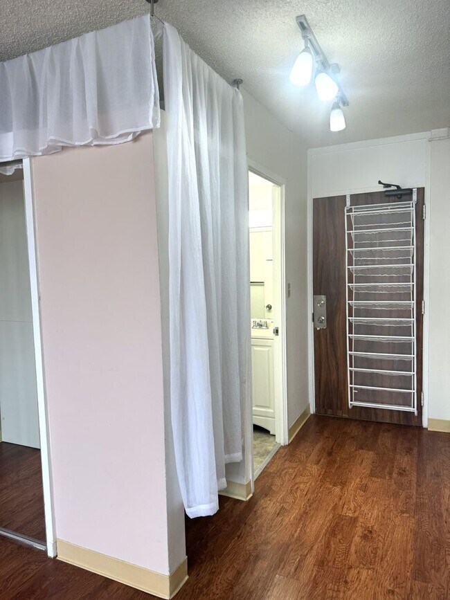 Building Photo - Rycroft Terrace - Upgraded Studio with Parking!