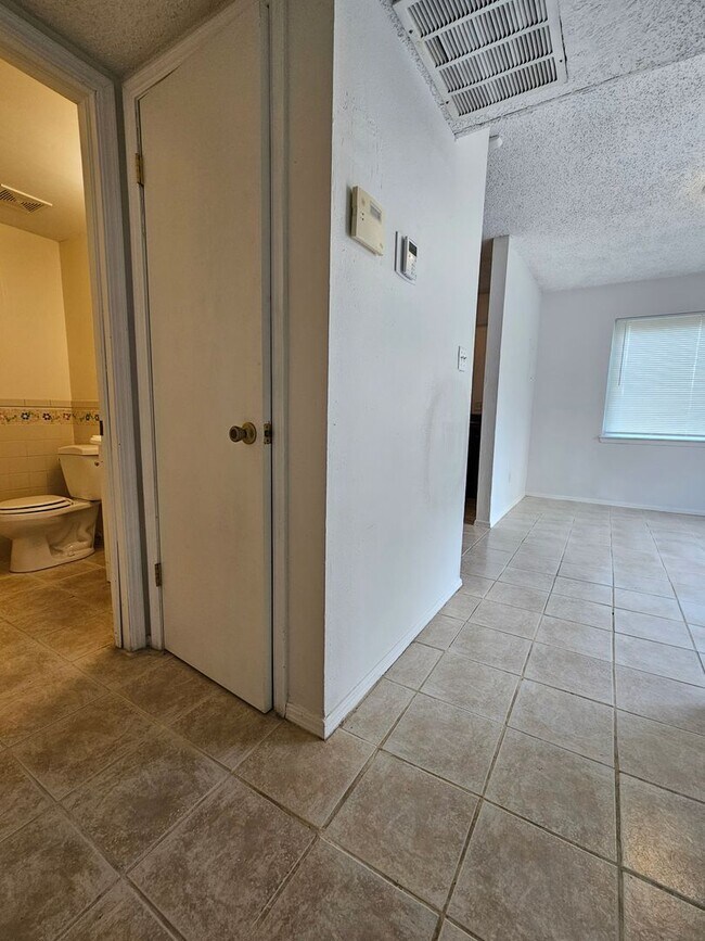 Building Photo - 129 Crystal Bend