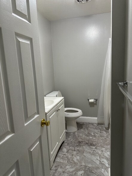 Building Photo - 40 Whitewood Rd