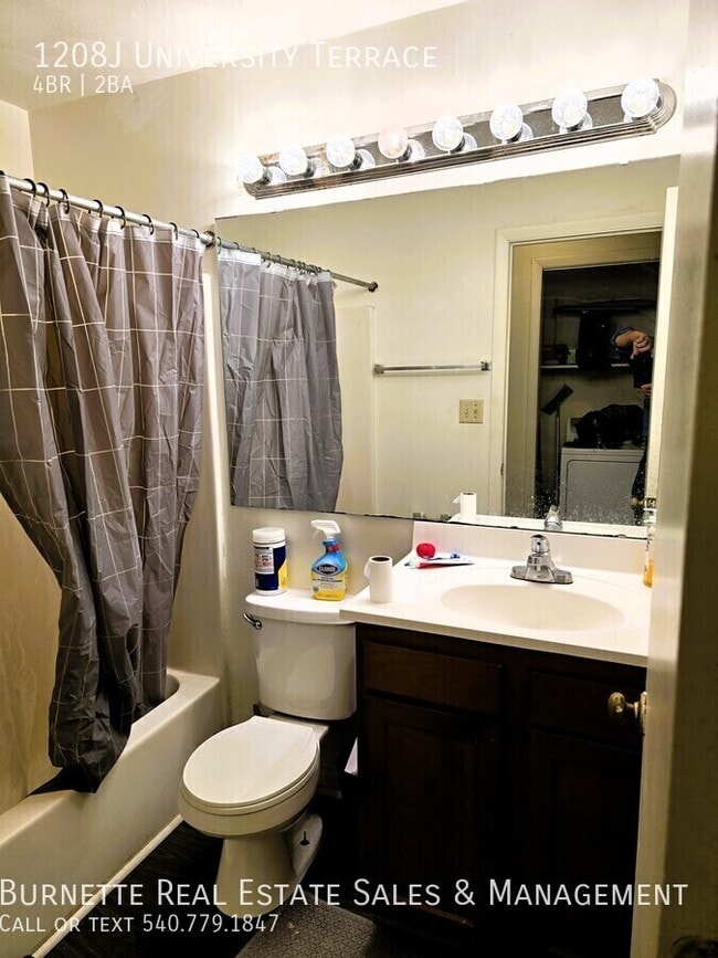 Building Photo - 1208J University Terrace-