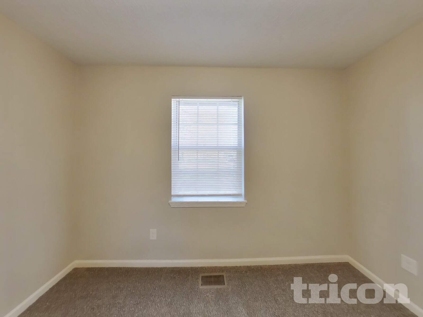 Building Photo - 1690 Fountain Lk Dr E