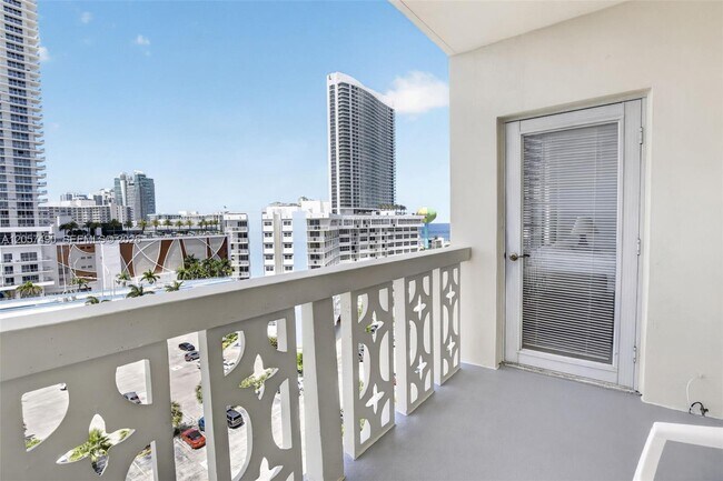 Building Photo - 1817 S Ocean Dr