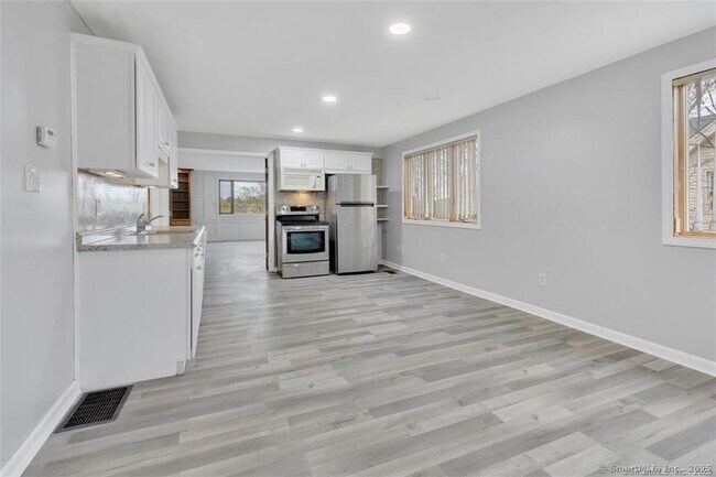 Building Photo - 571 Wolcott St