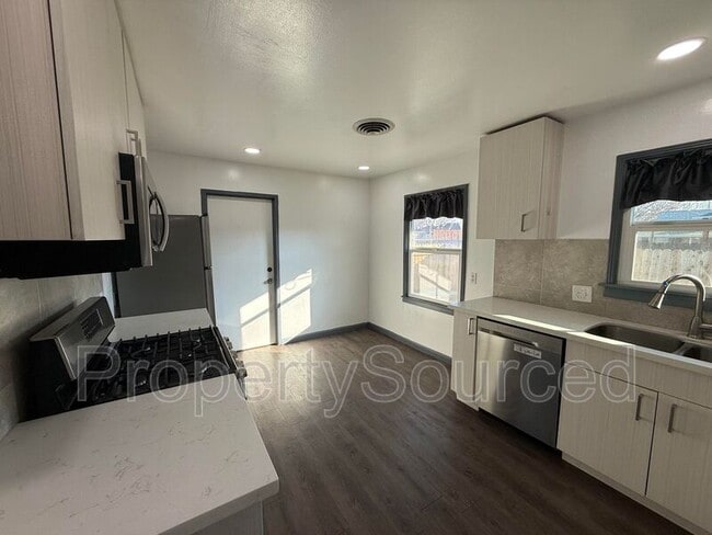 Building Photo - 632 Fir St