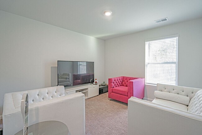 Building Photo - Spacious 4 bed, 2.5 bath Home with Neighbo...
