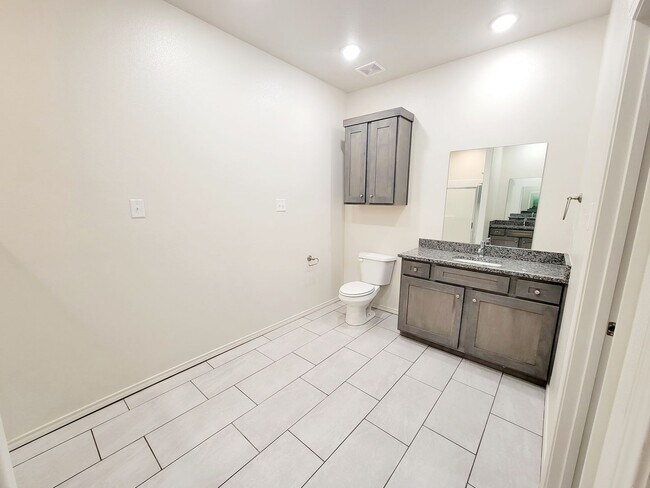 Building Photo - Stunning 3 Bedroom Townhome in Frenship School District