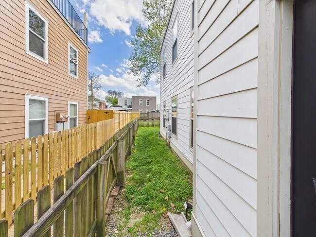 Building Photo - 1112 Porter St