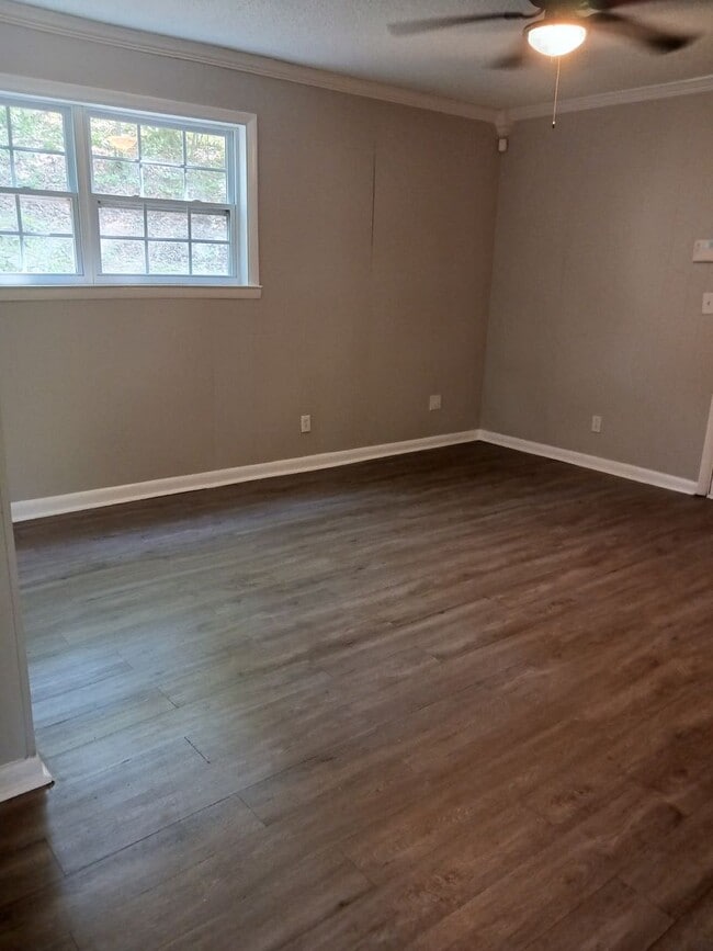 Building Photo - 4 Bedroom Home Available Now!