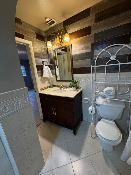 Master bath ?? - 17121 NW 44th Ave