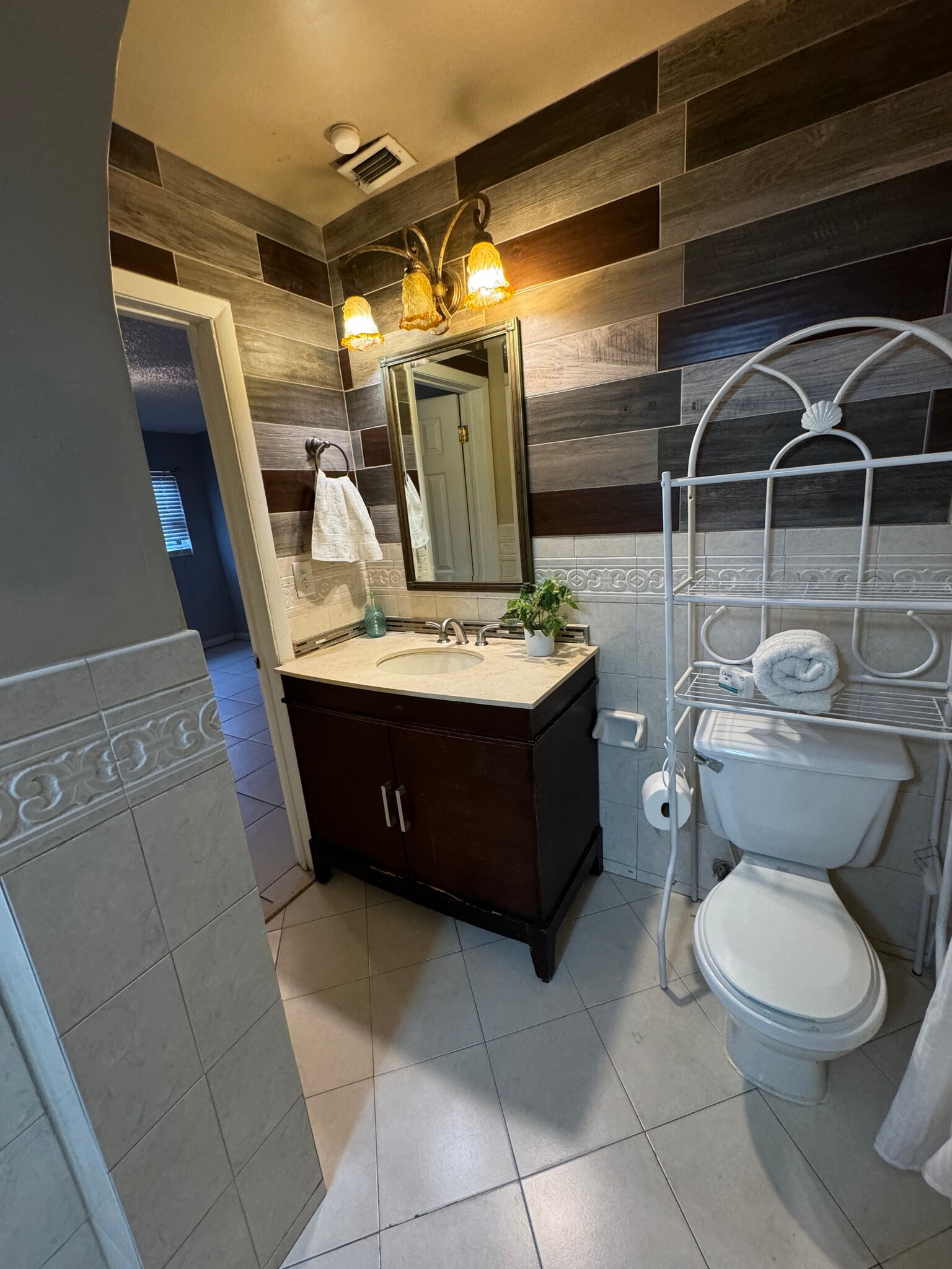 Master bath ?? - 17121 NW 44th Ave