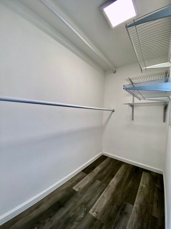 Building Photo - 6150 N Kenmore Ave