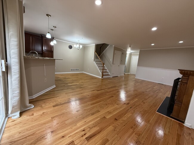 Building Photo - 45 Bristol Ct