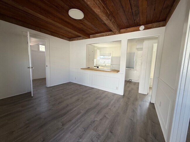 Building Photo - 6028 Eleanor Ave