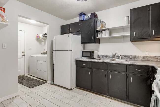 Building Photo - Move-in ready 3-bedroom, 1-bath cottage