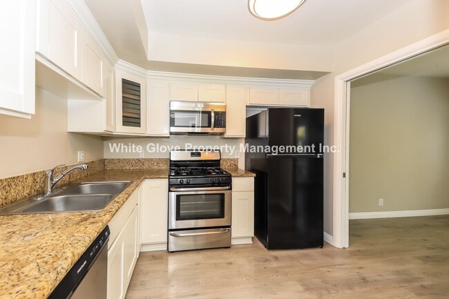 Building Photo - 2 Bedroom Fullerton Townhome