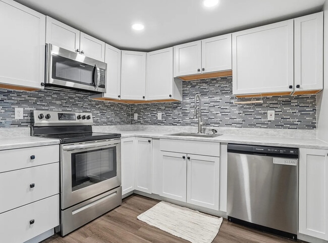 Building Photo - 1204 Dutilh Rd