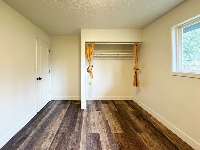 Building Photo - 725 Mimosa Ave