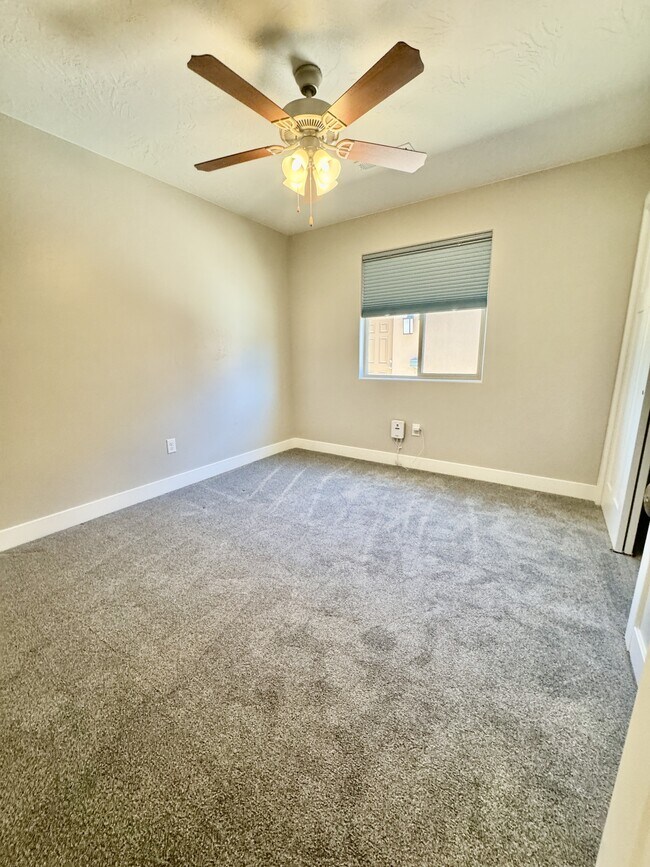 Building Photo - 2261 S Tonaquint Dr