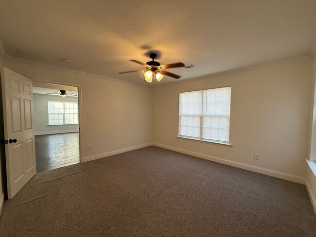 Building Photo - 3 bedroom, 2 bathroom Home with Fenced Yard