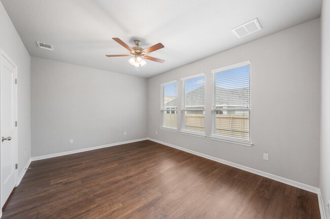 Building Photo - 617 La Parra Bend