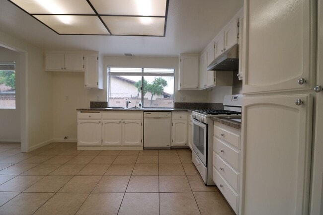 Building Photo - Two story 4/Bed, 2.5/bath  Home for Lease ...