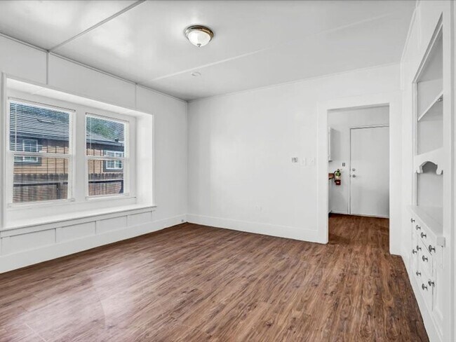 Building Photo - 333 E Ivy St