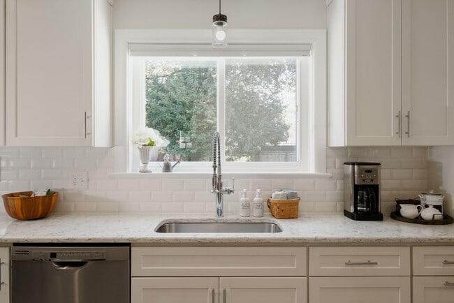 Building Photo - Fully furnished- Beautiful Forest Hills Home