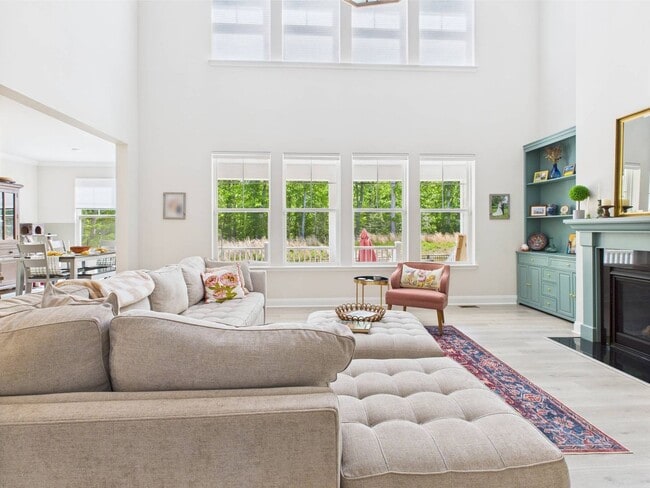 Building Photo - Stunning 5 Bedroom 4.5 Bathroom Located in...