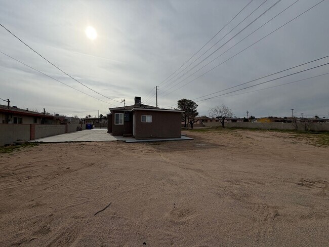 Building Photo - NEW LISTING!! 3 Bedroom 1.5 Bathroom House with Huge Yard, Central Heat & Air!