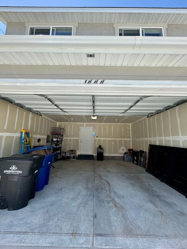 Building Photo - End Unit 3 bed 2 bath Townhome in Spanish ...