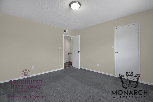 Building Photo - 2 Bedroom Townhouse Apartment- HUGE WALK IN CLOSET