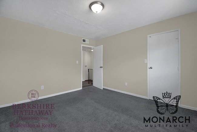 Building Photo - 2 Bedroom Townhouse Apartment
