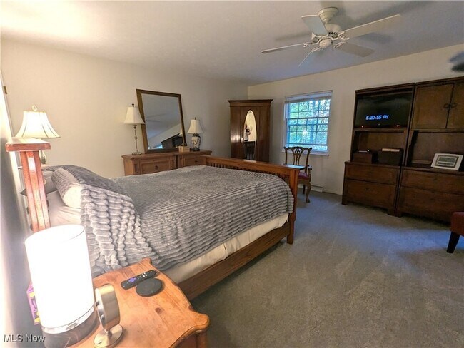 Building Photo - 14 E Carriage Dr